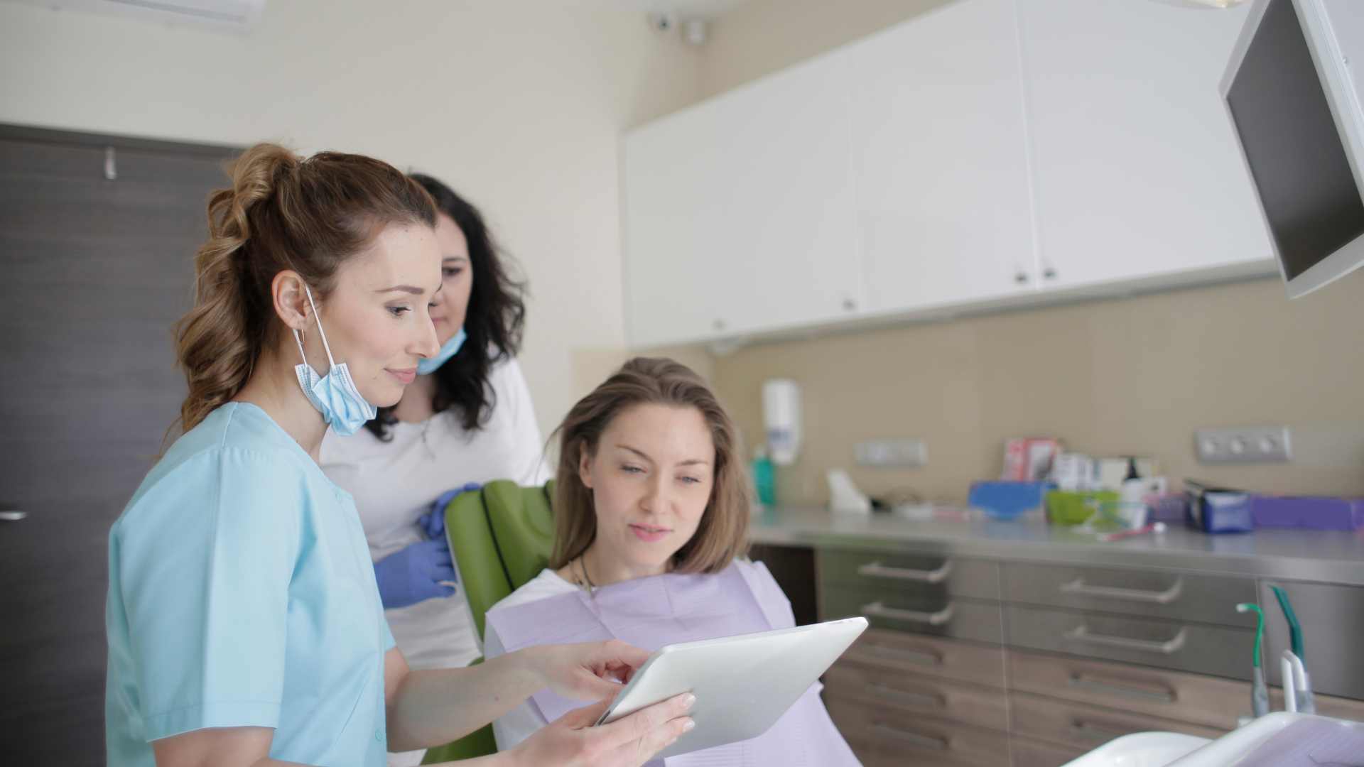 Experienced physicians treating a minor injury in Houston, TX